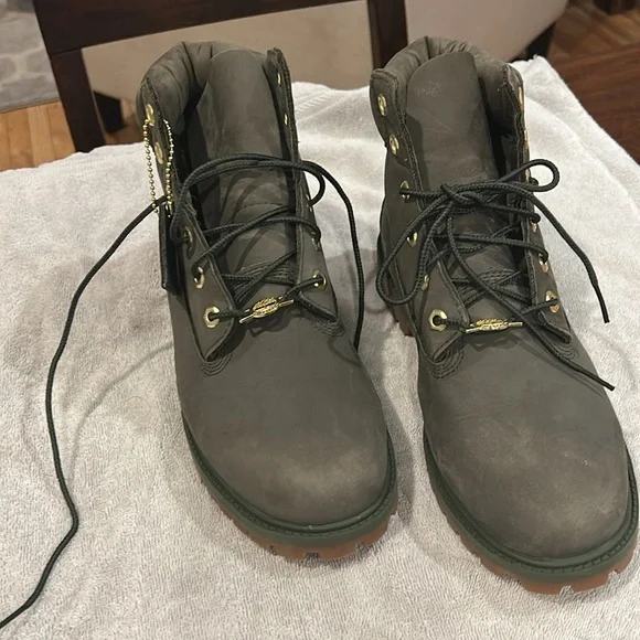 Timberland Green Boots with Gold Details - Picture 3 of 9